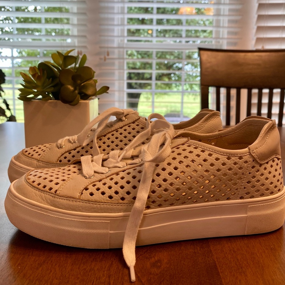 Vince Camuto Sneaker